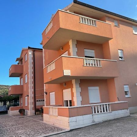 מלון מרינה Apartman Jukic מראה חיצוני תמונה