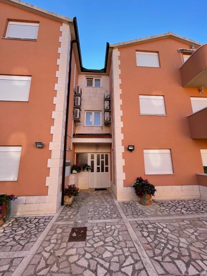 מלון מרינה Apartman Jukic מראה חיצוני תמונה